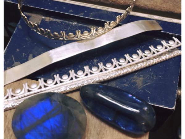 Kyanite Deep Blue Smooth Gallery Crown